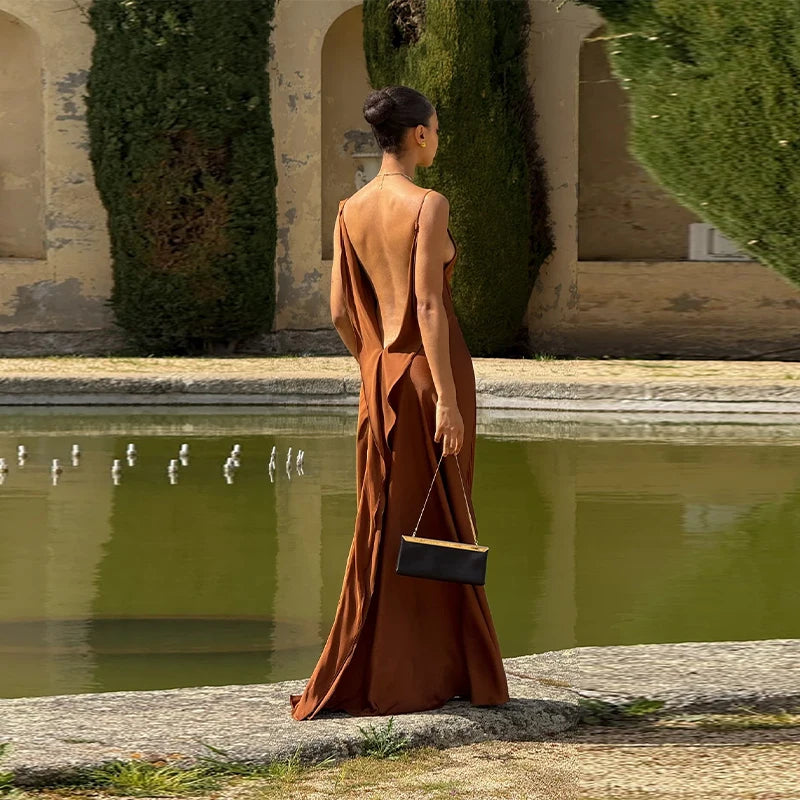 Vestido elegante para mulher com racha, cor sólida, decote quadrado, costas nuas e sem mangas, modelo comprido, ideal para festas e eventos na primavera/verão de 2026.