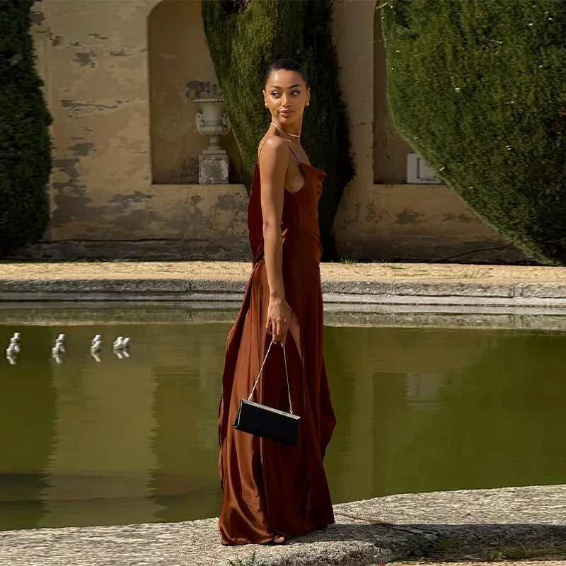 Vestido elegante para mulher com racha, cor sólida, decote quadrado, costas nuas e sem mangas, modelo comprido, ideal para festas e eventos na primavera/verão de 2026.