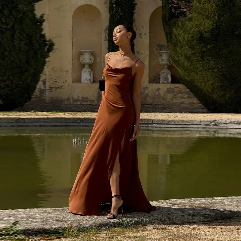 Vestido elegante para mulher com racha, cor sólida, decote quadrado, costas nuas e sem mangas, modelo comprido, ideal para festas e eventos na primavera/verão de 2026.