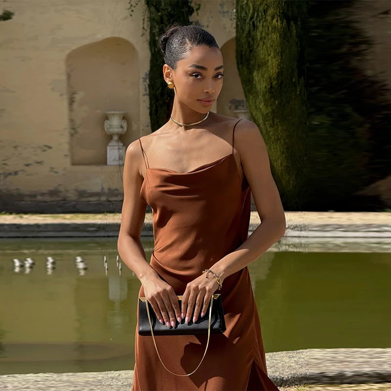 Vestido elegante para mulher com racha, cor sólida, decote quadrado, costas nuas e sem mangas, modelo comprido, ideal para festas e eventos na primavera/verão de 2026.
