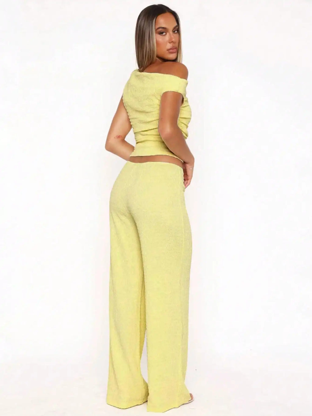 Conjunto feminino moderno e sensual, para mulheres maduras, elegantes e sofisticadas. T-shirt slim de cor sólida.