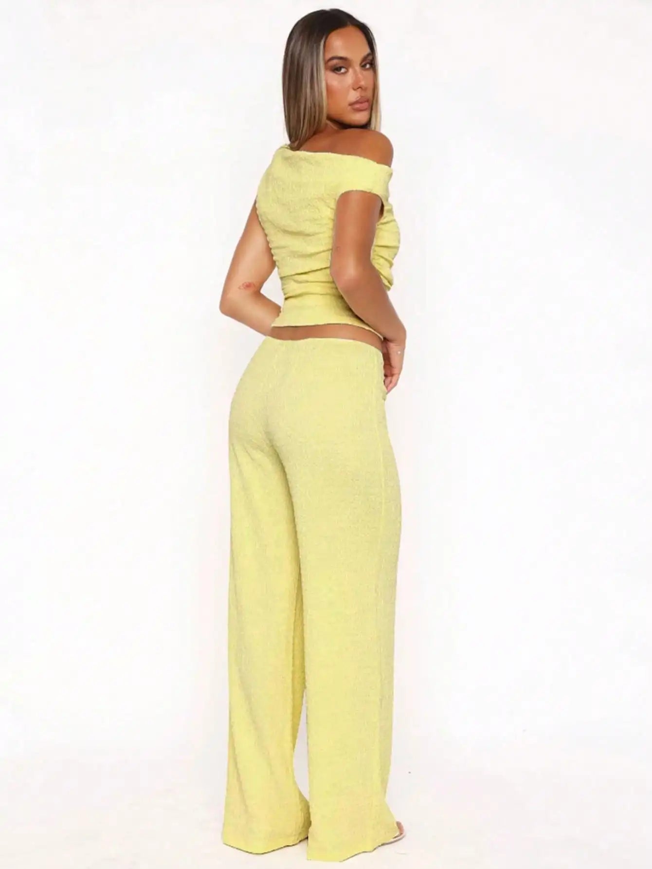 Conjunto feminino moderno e sensual, para mulheres maduras, elegantes e sofisticadas. T-shirt slim de cor sólida.