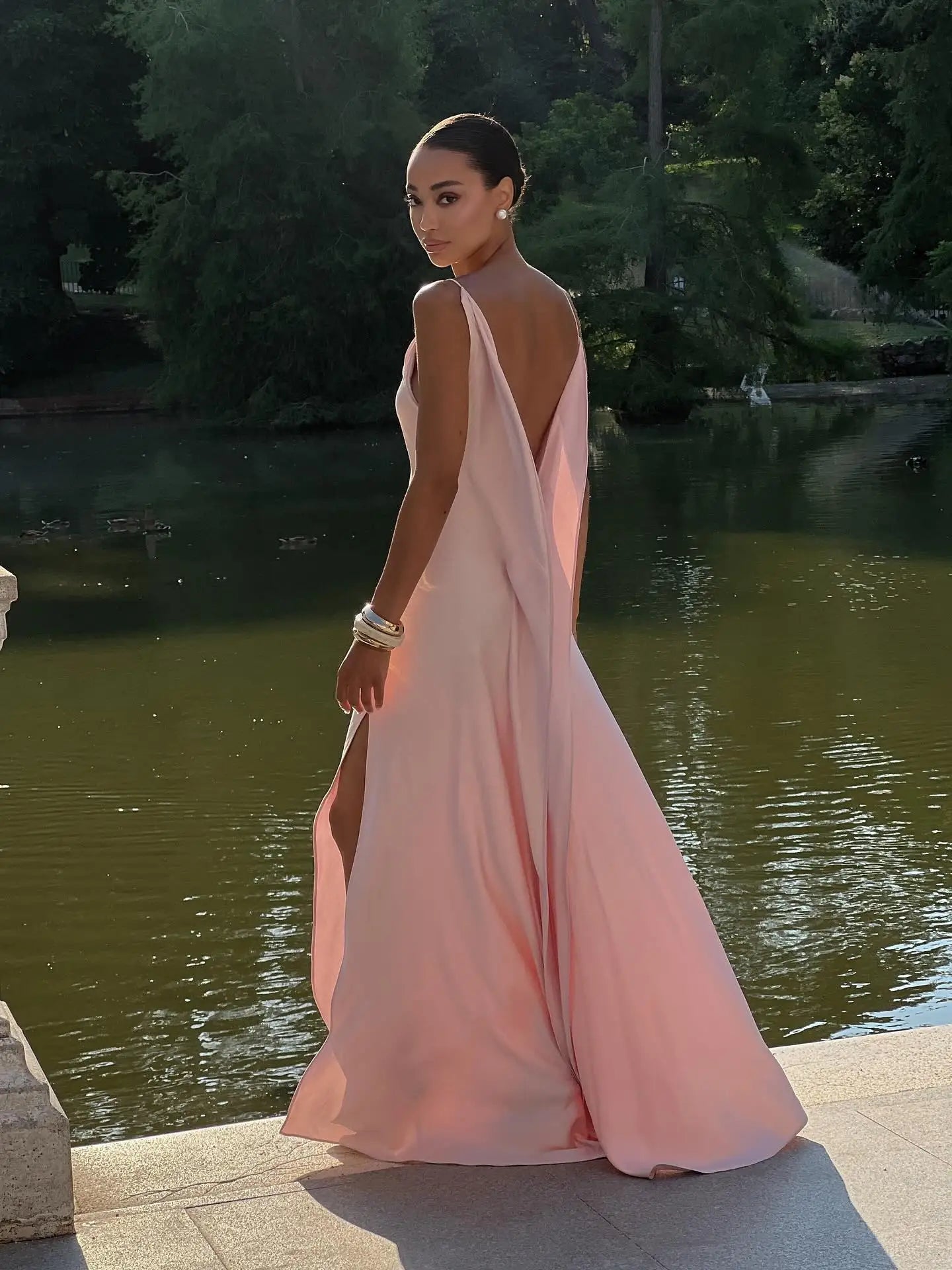 Vestido elegante para mulher com racha, cor sólida, decote quadrado, costas nuas e sem mangas, modelo comprido, ideal para festas e eventos na primavera/verão de 2026.