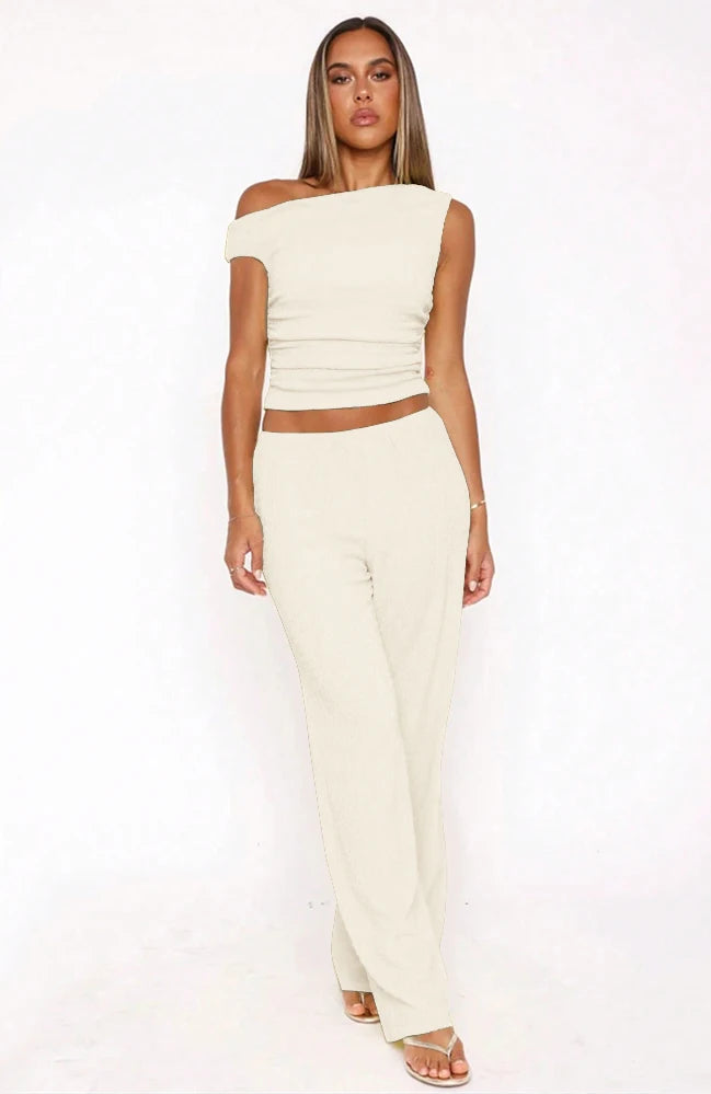 Conjunto feminino moderno e sensual, para mulheres maduras, elegantes e sofisticadas. T-shirt slim de cor sólida.