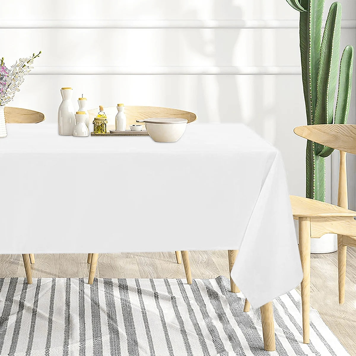 Toalha de mesa descartável em plástico, branca sólida, 183 x 137 cm, ideal para decoração de festas de aniversário, casamentos e mesas de jantar em casa.