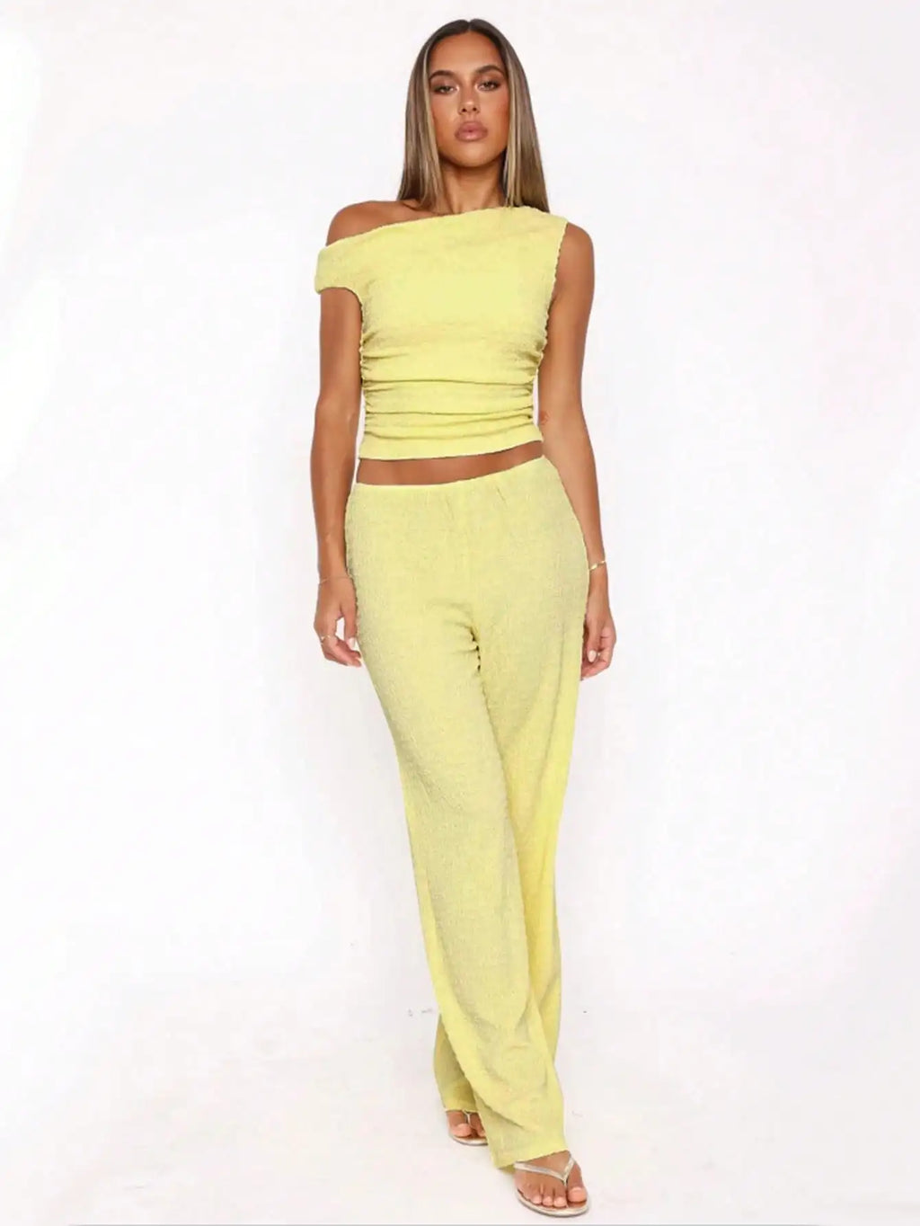 Conjunto feminino moderno e sensual, para mulheres maduras, elegantes e sofisticadas. T-shirt slim de cor sólida.